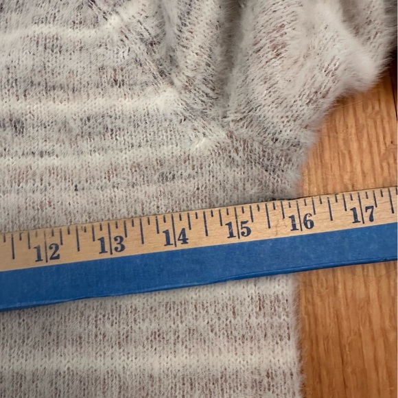 Abercrombie & Fitch Women's White & Gray Fuzzy Sweater Size S (j6) - Picture 9 of 10